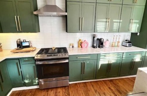 Fort Worth House | Tudor Style Bungalow with Pool, King & 2 Queen Beds. Close to TCU & AT&T.