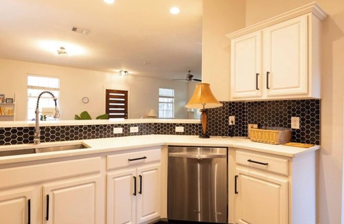 East Cesar Chavez House | TV Featured Lux Family Retreat ❤️ Private Pool Near Lake Minutes to UT