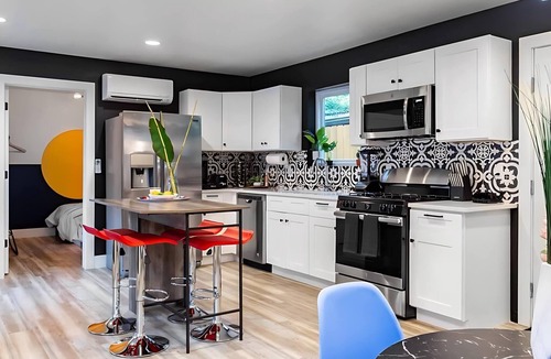 East Cesar Chavez House | Two-Home Group Retreat - 6th Street 4 Min Walk