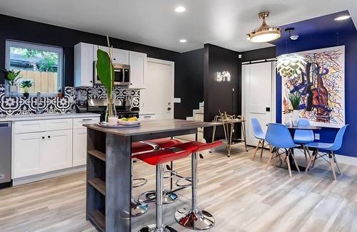 East Cesar Chavez House | Two-Home Group Retreat - 6th Street 4 Min Walk