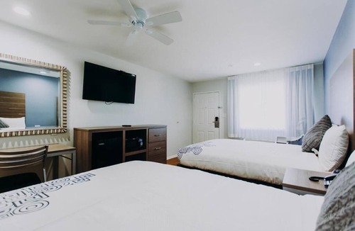 Clear Lake Shores Hotel | Two Queen Beds Room, Scottish Inn & Suites, Flat-Screen TV, Right off Route 146