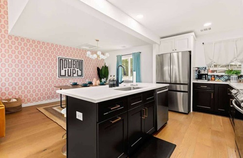 South Lamar House | TX Twoplex, 6 bedrooms, sleeps 14, pools, firepits!