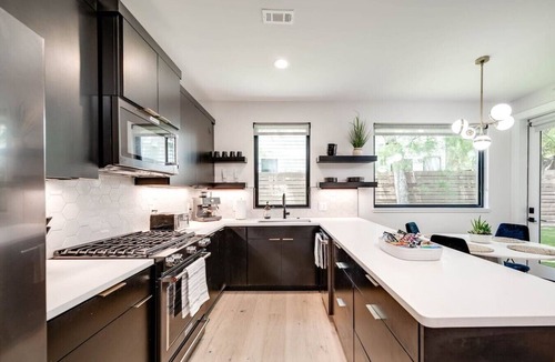 Blackshear-Prospect Hill House | Ultimate ATX Group Stay | Rooftop + Putting Green