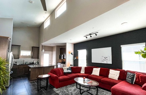 East MLK House | Ultimate Bachelor HQ 10 Bed Hot Tub, Game Room, Heated Pool 10 Min DT