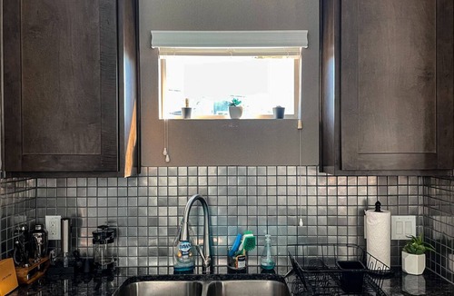 East MLK House | Ultimate Bachelor HQ 10 Bed Hot Tub, Game Room, Heated Pool 10 Min DT