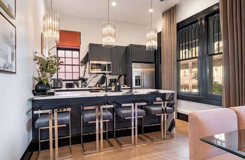 Central Business District Apartment | Ultimate Hotel Luxury Sleeps 16 - The Krewe