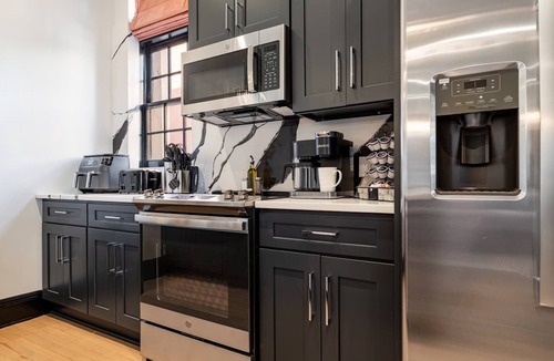 Central Business District Apartment | Ultimate Hotel Luxury Sleeps 16 - The Krewe