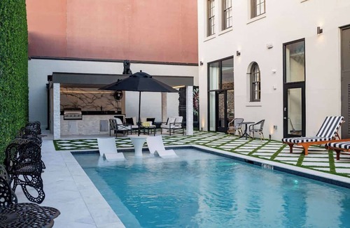 Central Business District Apartment | Ultimate Hotel Luxury Sleeps 16 - The Krewe