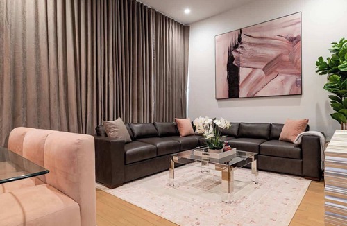 Central Business District Apartment | Ultimate Hotel Luxury Sleeps 16 - The Krewe