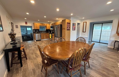Mid America House | Ultimate Lake House - Dock, Games, Kayaks, Screened Patio - Sleeps 14