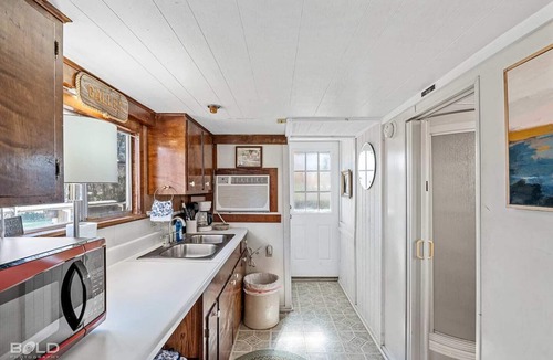 Uncertain House | Unforgettable Experience: Enjoy a maritime adventure unlike any other. Unwind in a cozy little ship with upper and lower decks with private dock access