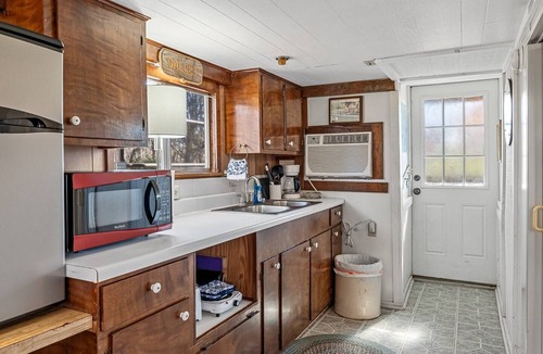 Uncertain House | Unforgettable Experience: Enjoy a maritime adventure unlike any other. Unwind in a cozy little ship with upper and lower decks with private dock access
