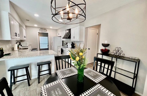 Universal City House | Univ. City 4-BR Heated Furnished Wi-Fi W/D Wi-Fi Washer/Dryer