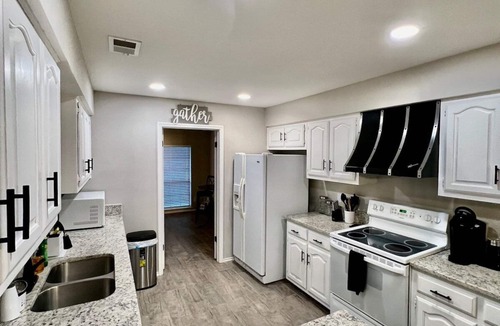 Universal City House | Univ. City 4-BR Heated Furnished Wi-Fi W/D Wi-Fi Washer/Dryer
