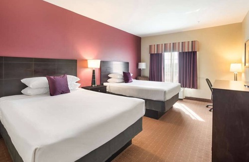 Saint Landry Hotel | Unwind at Knights Inn Bunkie! 2 Comfortable Units, Outdoor Pool, Free Bfast!