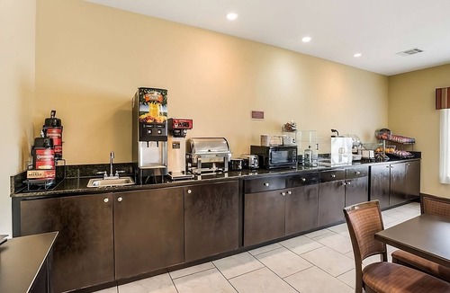 Saint Landry Hotel | Unwind at Knights Inn Bunkie! 2 Comfortable Units, Outdoor Pool, Free Bfast!