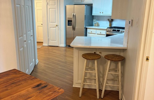 Jarreau House | Updated 4-bedroom Toddler safe backyard, new appliances and furniture, green egg