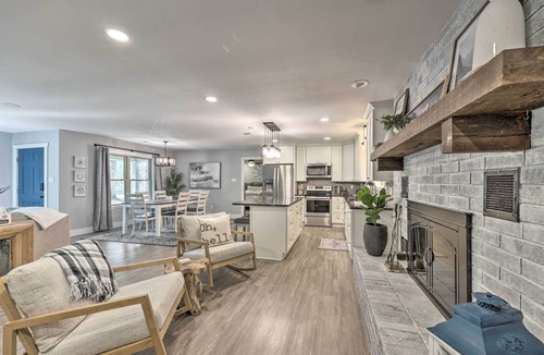 Royal House | Updated Royal Retreat on 5 Acres: 'Hidden Creek'
