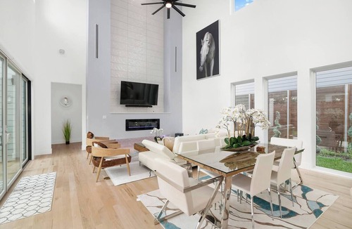 Dallas House | Upscale Designer Modern Home Close to Uptown Dallas ~ 4 King Beds