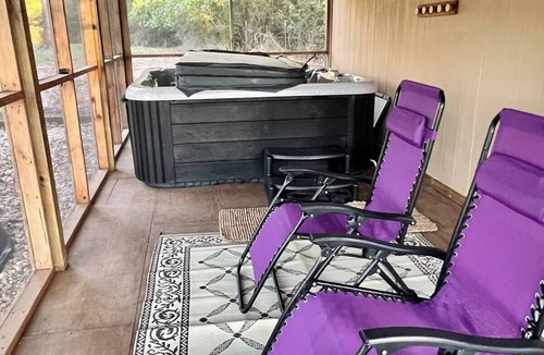 Kennard Cabin | UPSCALE EAST TEXAS CABIN, PRIVATE HOT TUB, WIFI, ROKU, OLD MILL VILLAGE KENNARD