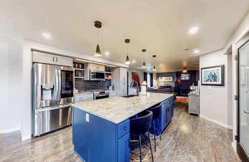 Medford House | Upscale Golf Community + 2Kings & 1Qu+ Hot-tub+by hospitals, restaurants, dining