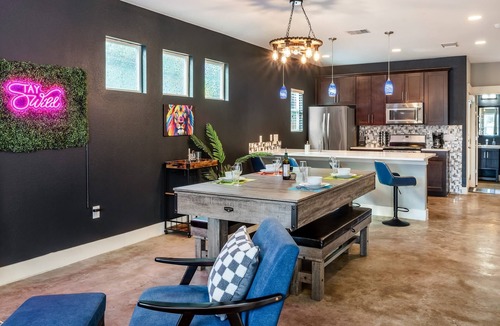 Govalle Cottage | Upstay Entertainment Hub w Games & Outdoor Firepit