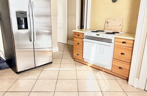 Highland Historic District Apartment | Uptown Big Radiant and Breezy 2 Bedroom Apartment