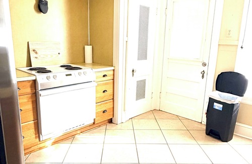 Highland Historic District Apartment | Uptown Big Radiant and Breezy 2 Bedroom Apartment