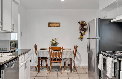 Central Carrollton Association House | Uptown Charming Cozy 3bd entire home, Streetcar Steps Away