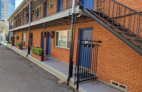 Knox - Henderson Apartment | Uptown Dallas - Bright Studio 1A, WiFi, Parking, Near Restaurants & Shops & Safe