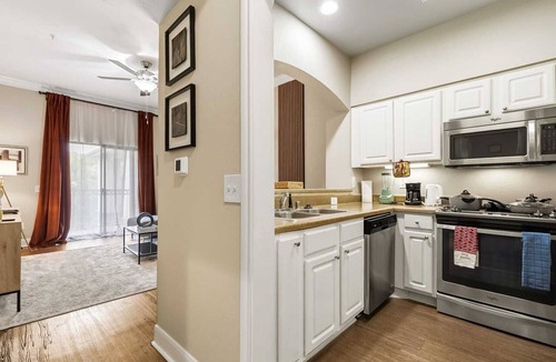 Cityplace Apartment | Uptown Luxury at Katy Trail 1-bedroom apartment with AC and Pool/gym access