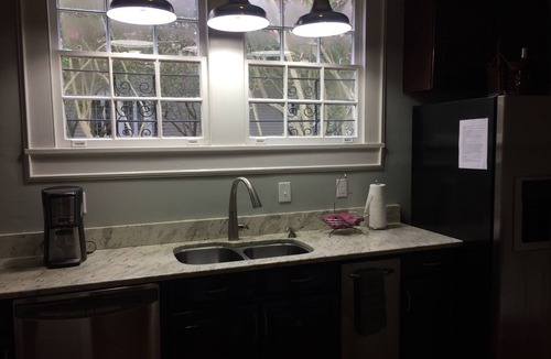 Black Pearl Apartment | UPTOWN NEW ORLEANS NEAR PARK, UNIVERSITIES, ST. CHARLES AV. 400 MILLAUDON ST.