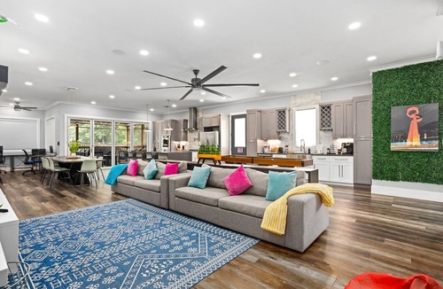 Midtown House | Urban Luxury Retreat with Hot Tub and Games Near DWTN -ew Listing Discount