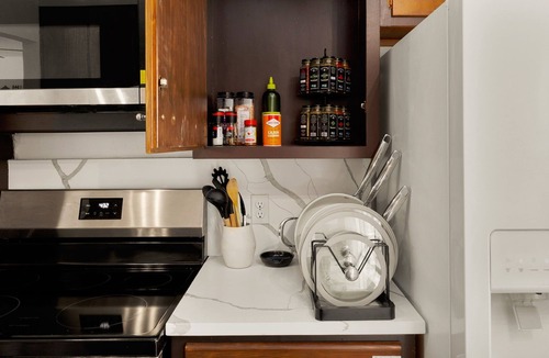 Alamo Heights House | Urban Nest Steps to Café & Yoga, 8 mins to Airport