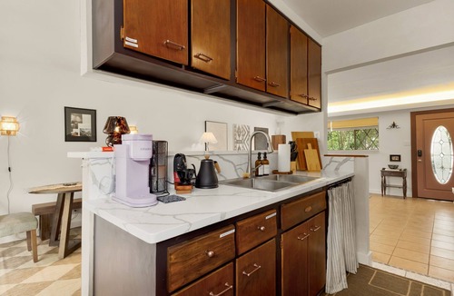 Alamo Heights House | Urban Nest Steps to Café & Yoga, 8 mins to Airport