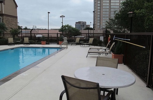 Vance Jackson Apartment | Urban Retreat in the Medical District | 2 Units | Free Breakfast