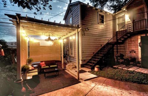 Hancock House | UT Moody Center Downtown Eco Pecan Tree House Free Wifi Parking Quiet Office