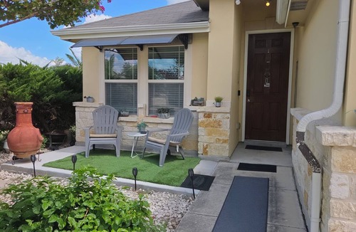 Converse House | Veteran Owned, Cozy 4-bedroom house located in charming Converse, TX