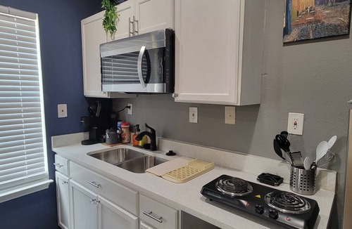 Denton Apartment | Vibrant Art Retreat. Stylish 1 Bedroom Private Cottage Centrally located.