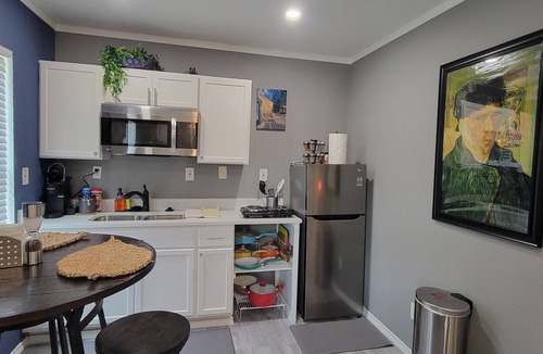 Denton Apartment | Vibrant Art Retreat. Stylish 1 Bedroom Private Cottage Centrally located.