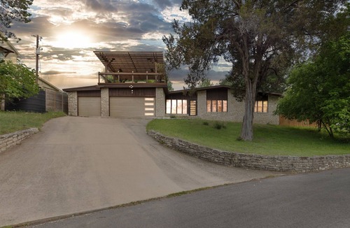 Pedernales Bend House | Vicinity Lake House | Water Views | Pet Friendly