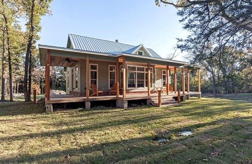 Royse City Cabin | Victorian Cabin Rental with Outdoor Fireplace and Bearpen Creek Views near Dallas, Texas