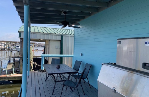 Venice Boat Rental | Villa Venice houseboat located in Cypress Cove Marina-5 bedrooms/2 full bathroom