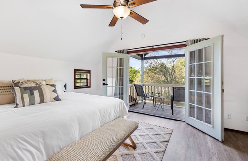 Fredericksburg Cabin | Vino Haus- Entire Cabin with Hot Tub- Guaranteed to see deer! Quiet!