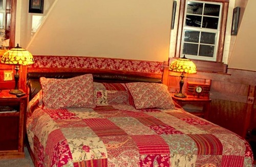 Voth Cabin | Vintage Victorian Era Suite Rental Amid Forest Trees in Lumberton, Texas