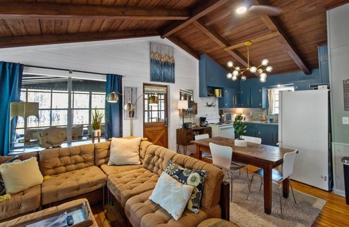 Shreveport Cabin | Wake up right at the water’s edge at Emerald Cove—sip coffee from hammock chairs on the screened porch, then paddle beneath a canopy of cypress trees.