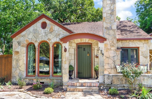 Boerne House | WALK EVERYWHERE, steps to Historic Downtown Boerne, 1920's cottage sleeps 4!