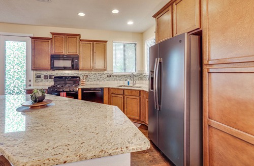 Stone Oak House | Walk-In Park Access, 3 Queen Beds, Gated Neighborhood, Extended Stays Preferred