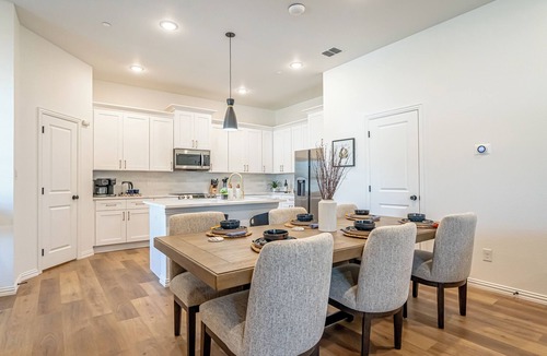Arlington House | Walk to AT&T 2026 | Group Luxury Home | Parking