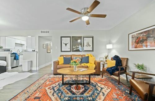 Arlington Apartment | Walk to AT&T Stadium, Sleeps 10